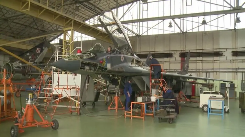 Prace przy myśliwcach MiG-29 w głównym hangarze WZL 2