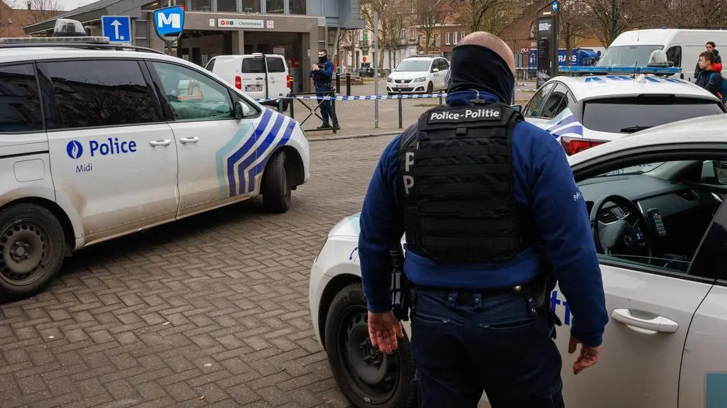Policja przy stacji metra Clemenceau w Brukseli 
