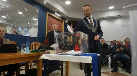 Paweł Szramka oddający głos podczas wtorkowego głosowania