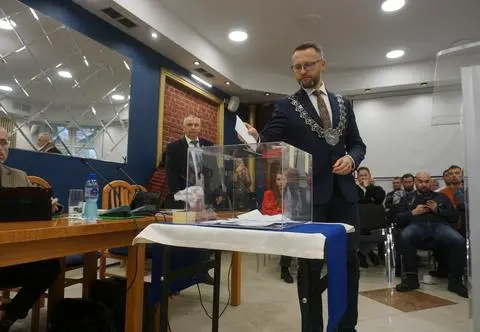 PiS razem z PSL. Nowa koalicja odwołała starostę. To były poseł