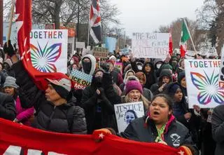 Dziesiątki tysięcy osób na ulicach Minneapolis
