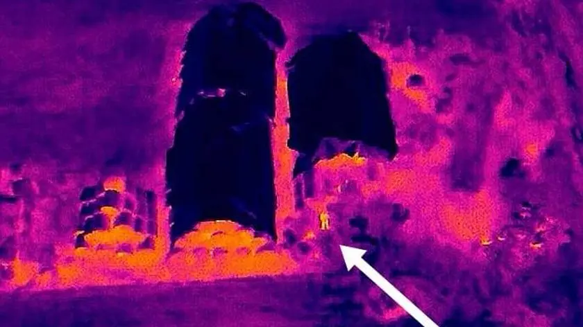 Dron wypatrzył na polu zaginionego 73-latka. Nagranie