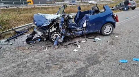 Zderzenie dwóch samochodów i traktora. Wskazówka licznika jednego z aut zatrzymała się na 140 km/h