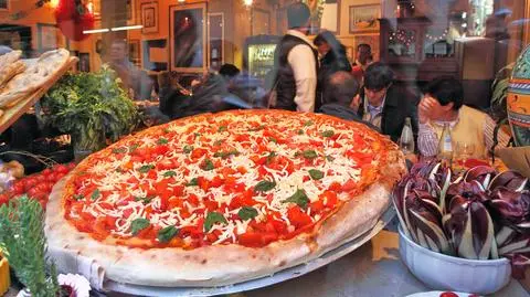 Rachunek za prąd w witrynie pizzerii. "Uchodzić za złodzieja czy zamknąć działalność?"