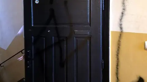 Swastyki i napisy promujące ustrój totalitarny przed biurem Łukasza Kohuta w Katowicach 