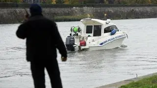 Policjanci z krakowskiego Archiwum Xi płetwonurkowie szukają na Wiśle śladów zabójstwa Katarzyny Z. sprzed 18 lat. (Październik 2016)