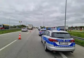 Wszedł na autostradę wprost przed jadącą ciężarówkę