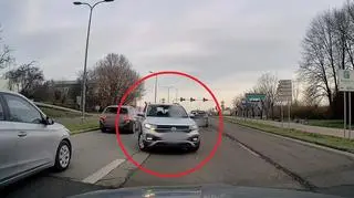 Pod prąd na ruchliwej ulicy. Za kierownicą 75-latka. Nagranie