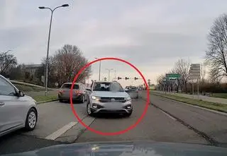 Pod prąd na ruchliwej ulicy. Za kierownicą 75-latka. Nagranie