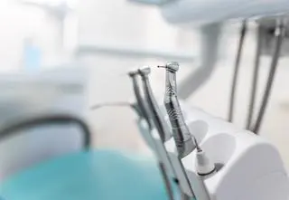 Dlaczego Polacy nie leczą zębów na NFZ? Raport NIK