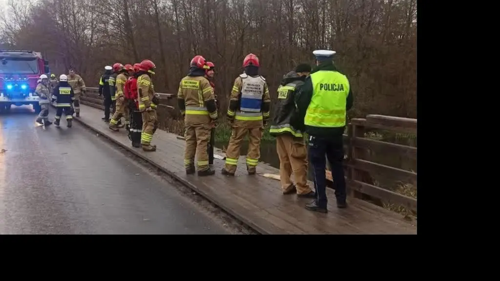 Samochód wpadł do Warty z oblodzonej drogi