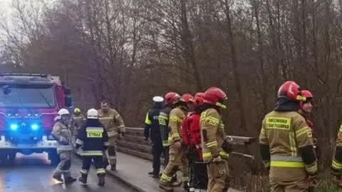 Samochód wpadł do Warty z oblodzonej drogi