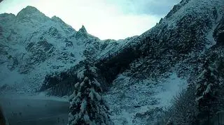 Turyści na zamarzniętym Morskim Oku