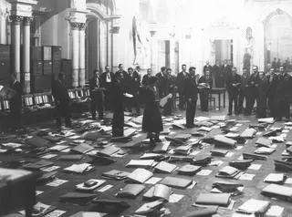 Okręgowa Komisja Wyborcza w warszawskim magistracie przy pracy nad obliczaniem głosów, listopad 1930 r.