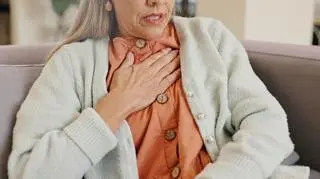 Zawał to nie zawsze ból w klatce. U kobiet częste są mniej typowe objawy