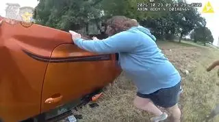 Dramatyczna akcja policji. Wyciągają roczne dziecko spod przewróconego samochodu 