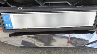 Policjanci zabrali tablice i mechanizm