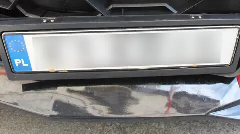Policjanci zabrali tablice i mechanizm