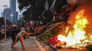 Protesty w Dżakarcie w Indonezji, 29 sierpnia 2025 r. Protestujący przed siedzibą policji