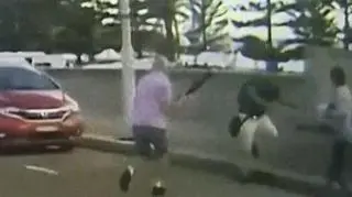 Jeden z kolejnych kadrów. Mężczyzna podnosi się i próbuje uderzyć napastnika wyrwaną mu bronią. 