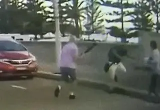 Oddali życie próbując powstrzymać terrorystę. Nagranie z plaży w Sydney