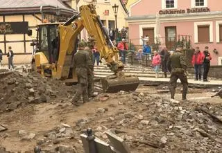 Krajobraz po przejściu wielkiej wody. Na ulicach miast leżą cegły, okna i drzwi