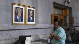 Portrety Donalda Trumpa i J.D. Vance'a w sądzie w Nowym Jorku (2025)