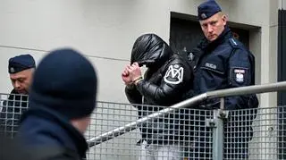 Podejrzany o spowodowanie śmiertelnego wypadku na Trasie Łazienkowskiej w stolicy Łukasz Ż. w asyście policji 
