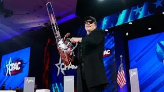 Elon Musk z piłą łańcuchową