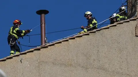 Montaż komina na dachu Kaplicy Sykstyńskiej
