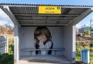 Tysiące nastolatków jak Julia Wieniawa. Ale nie wszyscy z wyboru i równie uśmiechnięci