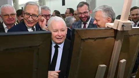 Jarosław Kaczyński na wystawie Marka Suskiego