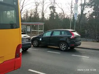 Kolizja z udziałem miejskiego autobusu 