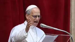 Papież Leon XIV prowadzi modlitwę Regina Caeli z Centralnej Loggii Bazyliki Świętego Piotra