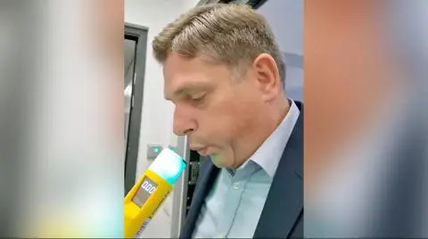 Bartosz Kownacki dmucha w alkomat