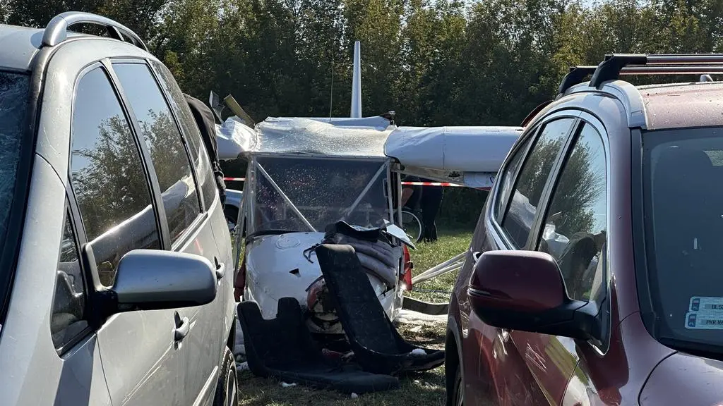 Samolot spadł na trzy samochody