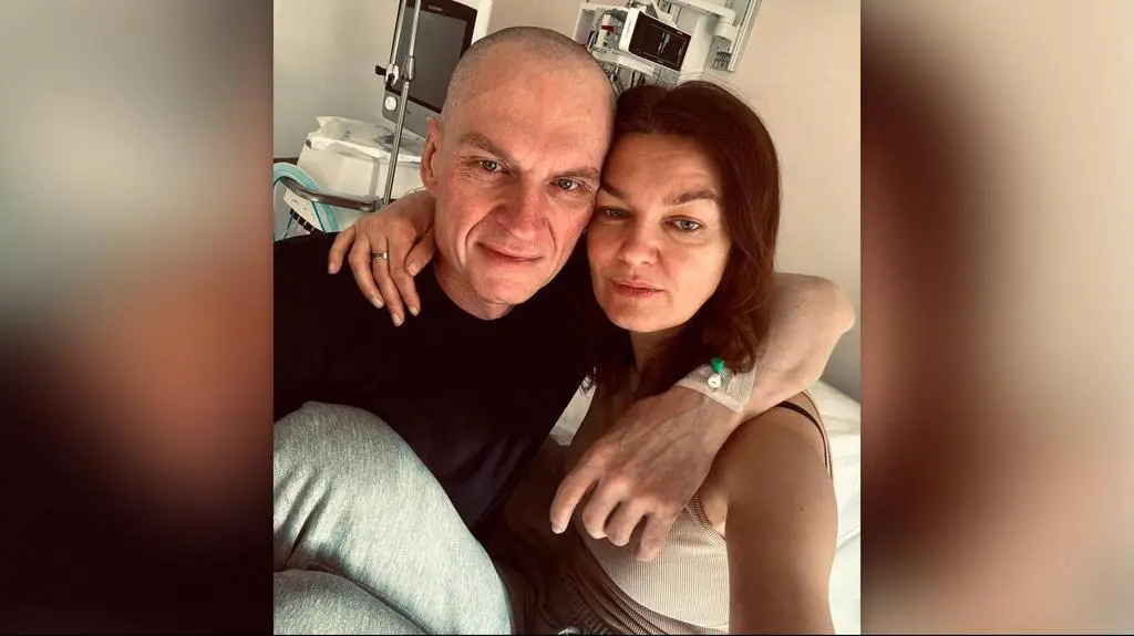 Andrzej Poczobut z żoną podczas spotkania w polskim szpitalu