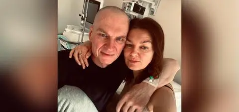 Andrzej Poczobut w szpitalu, u jego boku żona. Jest zdjęcie