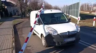 Niebezpieczna sytuacja na przejeździe kolejowym w Kutnie