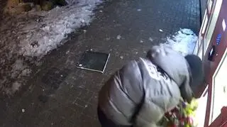 Sprawcę zniszczenia kwiatomatu widać na nagraniu z kamery