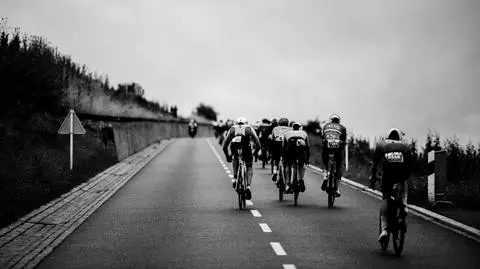 Tragiczna kraksa, wyścig przerwany. Nie żyje 17-letni kolarz 