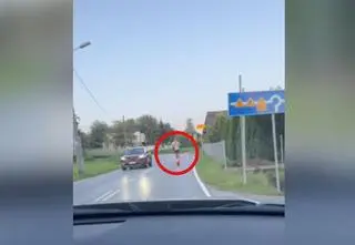 Na hulajnodze prawie 70 km/h, bez kasku i ochraniaczy. Nagranie