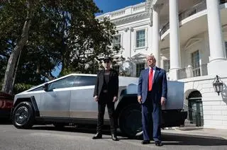 Elon Musk i Donald Trump przy Tesli Cybertruck