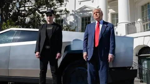 Elon Musk i Donald Trump przy Tesli Cybertruck
