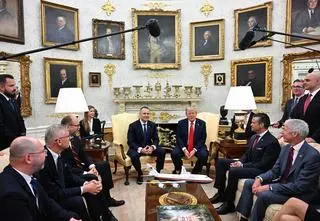 Sikorski o "nadmiarze służalczości". "Rozgrywanie polskiej polityki przy pomocy obcych dworów"