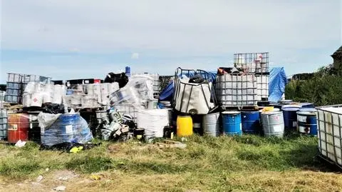 Odpady chemiczne miał mieszać z obornikiem. Przed policjantami ukrył się w szafie