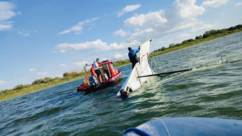 Silny wiatr i duże fale wywróciły łódkę