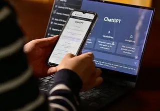 Nie czytają emocji, nie rozumieją kontekstu, halucynują. I nie znają numerów alarmowych.