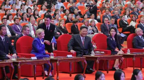 W trakcie uroczystości w Pjongjangu pokazano zdjęcia Kim Dzong Una okrywającego trumny narodową flagą