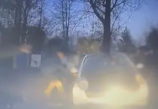 Siedział w aucie. Trafił do zakładu karnego